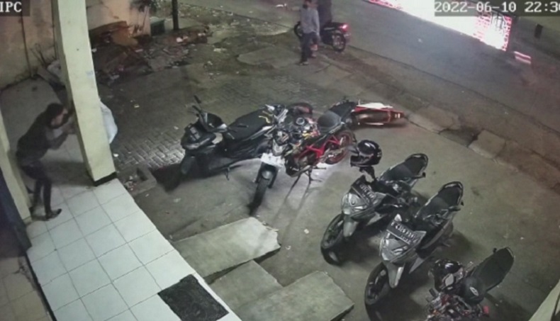 Kepergok Curi Motor di Bekasi, Komplotan Curanmor Tembakkan Timah Panas ke Korban
