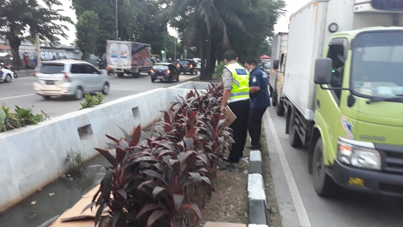 Diduga Hilang Kendali, Pemotor Tercebur ke Saluran Air di Jakbar hingga Tewas