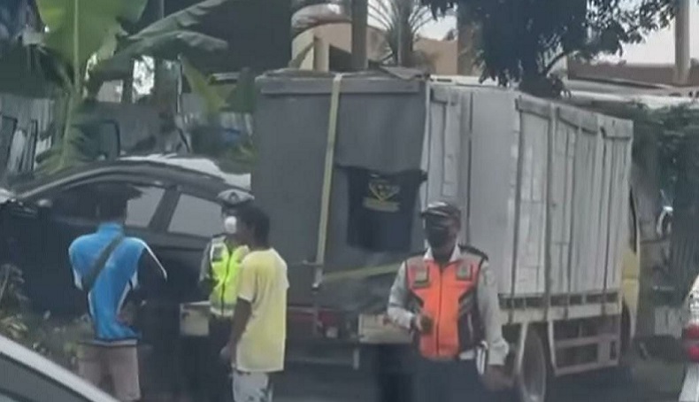 Truk Tabrak Mobil di Serpong, Kios dan Pagar Plaza Hancur