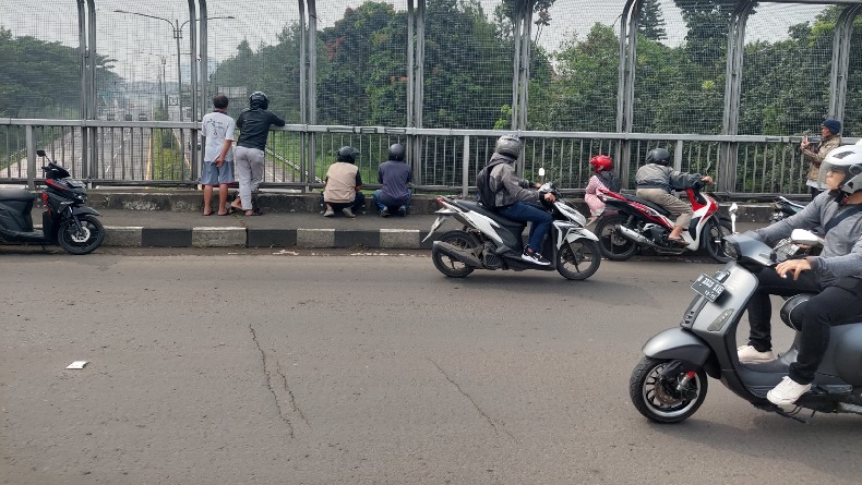 Warga Cimahi pun Antusias Lihat Iring-iringan Mobil Jenazah Eril dari Atas Jembatan Tol