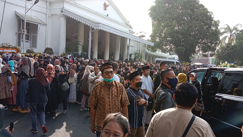 Warga Berdatangan Melayat Almarhum Eril di Gedung Pakuan sejak Dini Hari hingga Pagi