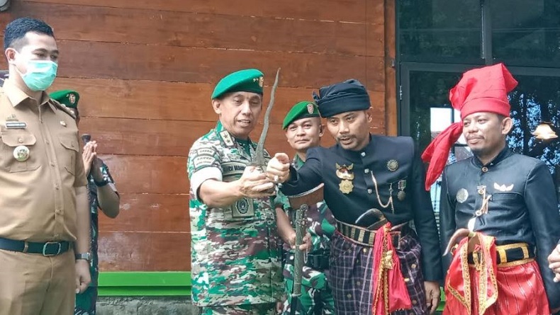 Kunjungi Pangkep, Pangdam Hasanuddin Disambut Bak Raja dengan Adat Bugis Makassar
