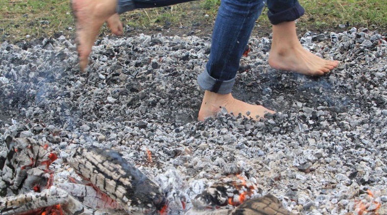 Ada-Ada Saja, Belasan Orang Dirawat di RS karena Nekat Jalan di Atas Batu Bara Panas