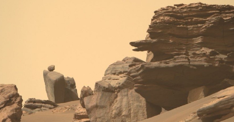 Robot Penjelajah Mars Abadikan Formasi Batu Aneh, Bentuknya Mirip Kepala Ular