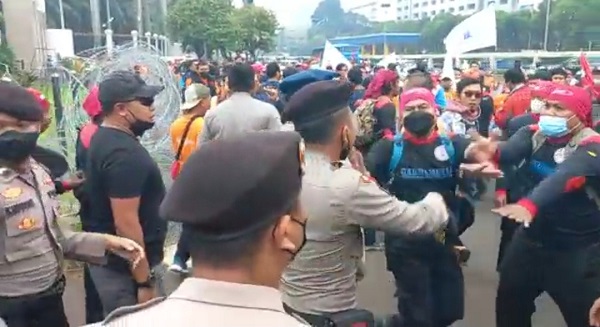 Demo Buruh di DPR Ricuh, Massa Saling Dorong gegara Pemasangan Kawat Berduri
