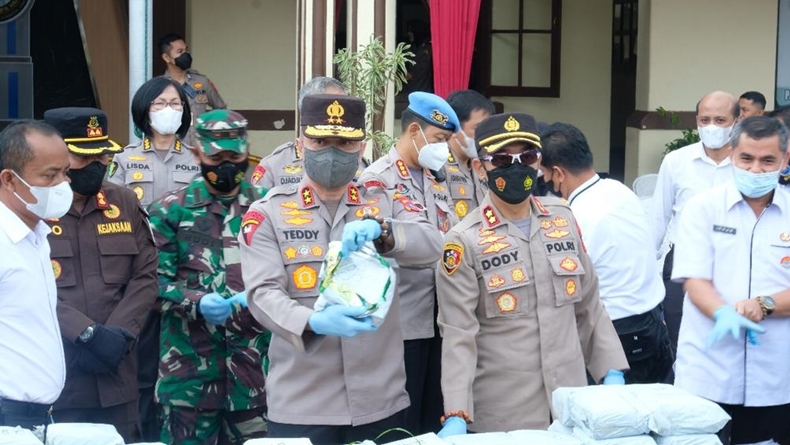 Kabar Kapolda Jatim Irjen Teddy Minahasa Ditangkap, DPR Klarifikasi ke Mabes Polri