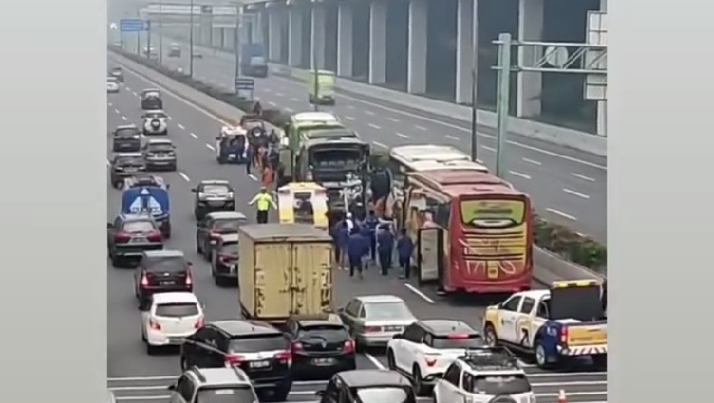 Empat Kendaraan Terlibat Kecelakaan di Tol Japek, Lalu Lintas Sempat Tersendat