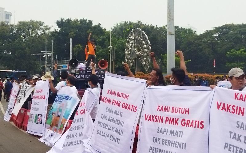 Gelar Unjuk Rasa di Patung Kuda, Puluhan Peternak Sapi Suarakan Vaksin PMK Gratis