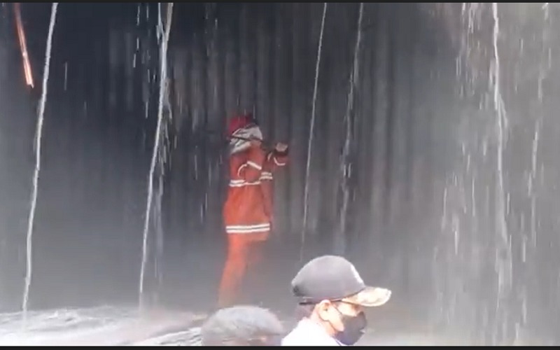 Ruko Bahan Bangunan di Baturaja Terbakar, 6 Mobil Damkar Dikerahkan ke Lokasi 