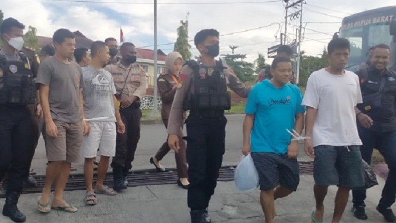Diangkut dengan 2 Bus, 31 Tersangka Kasus Tambang Emas Ilegal Diserahkan ke Kejari Manokwari