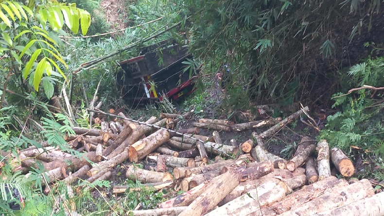 Heboh, Sopir Ngaku Lihat Kuntilanak, Truk Mundur dan Terjun ke Jurang di Jampangtengah Sukabumi
