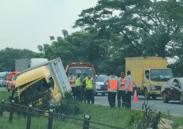 Truk Nyungsep di Tol Tangerang Merak, Diduga Oleng karena Disalip