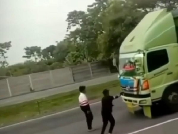 Lagi! Viral Bocah Nekat Cegat Truk di Jalan Tol Tangerang Merak