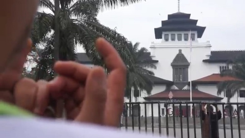 Ribuan Buruh Geruduk Gedung Sate, Tuntut Pergub Dicabut dan Gelar Doa Bersama untuk Eril
