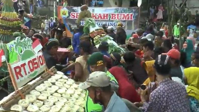 Acara Sedekah Bumi di Grobogan, 2 Gunungan Ludes Jadi Rebutan Warga