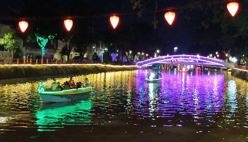 Libur Imlek, Warga Surabaya Pilih Nikmati Wisata Susur Sungai Kalimas