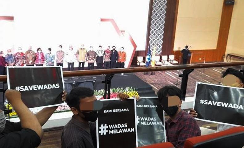Ganjar Terkejut Disambut Demo Mahasiswa UNS:  Apa Ki Mas? Oh Ada Save Wadas, Thank You