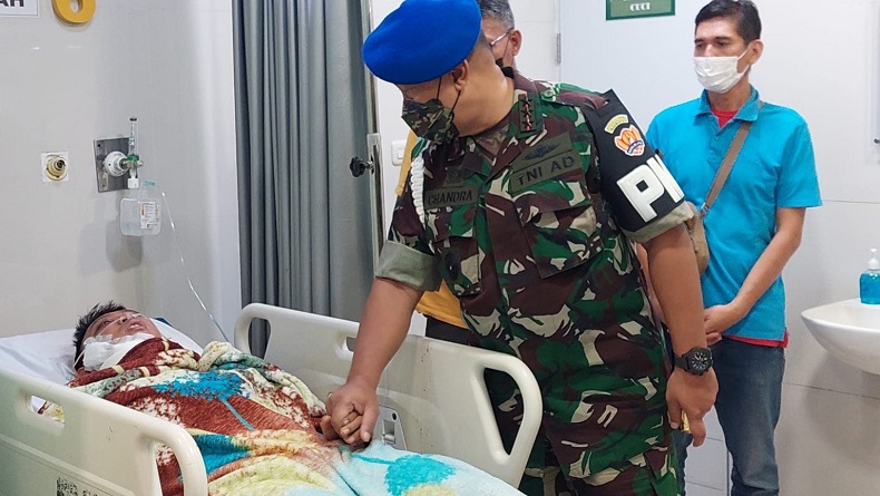 Haru, Jenderal TNI Ini Genggam Tangan Prajurit yang Sakit Dirawat di RSPAD Gatot Soebroto