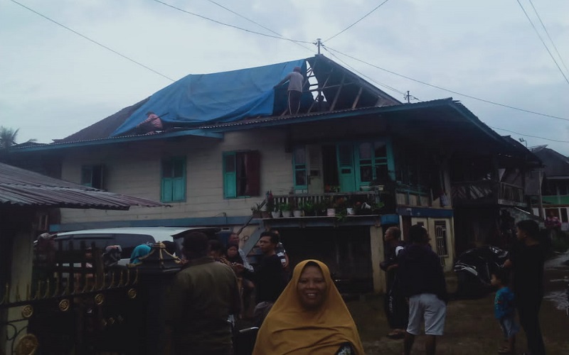 Diterjang Puting Beliung, Banyak Rumah Warga di Lahat Rusak Berat