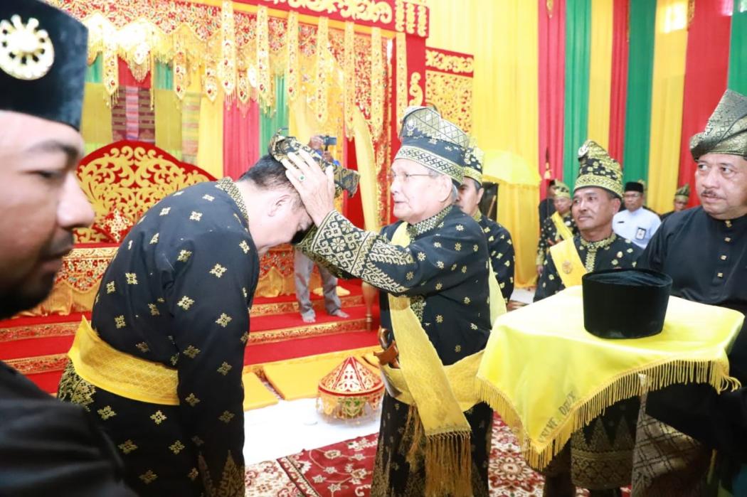 Dianggap Amanah, Kapolda Riau Irjen Iqbal Dapat Gelar Datuk Wira Lela Setia Negeri