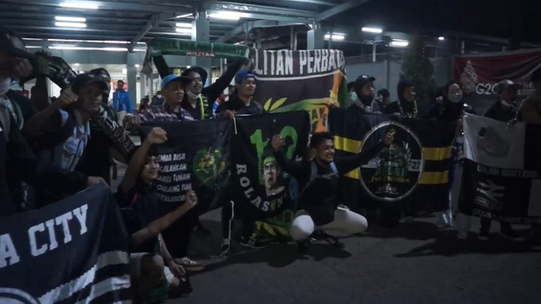 Piala Presiden 2022, Ratusan Bonek Persebaya Tiba di Stasiun Kiaracondong Kota Bandung 