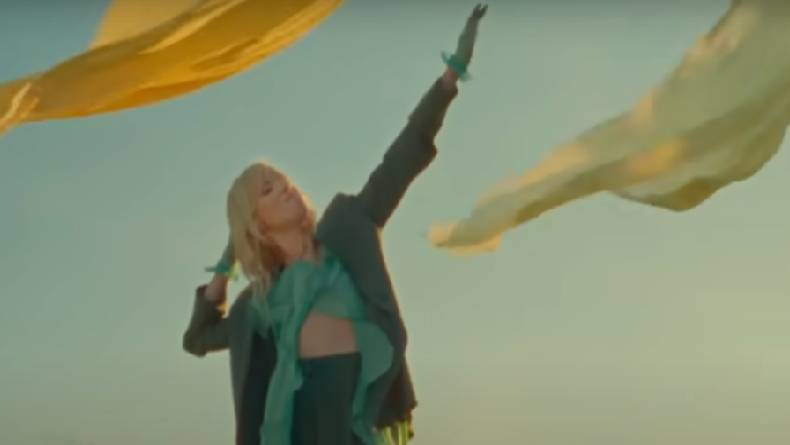 Lirik Lagu Western Wind dari Carly Rae Jepsen dan Terjemahannya, Menyentuh Hati!