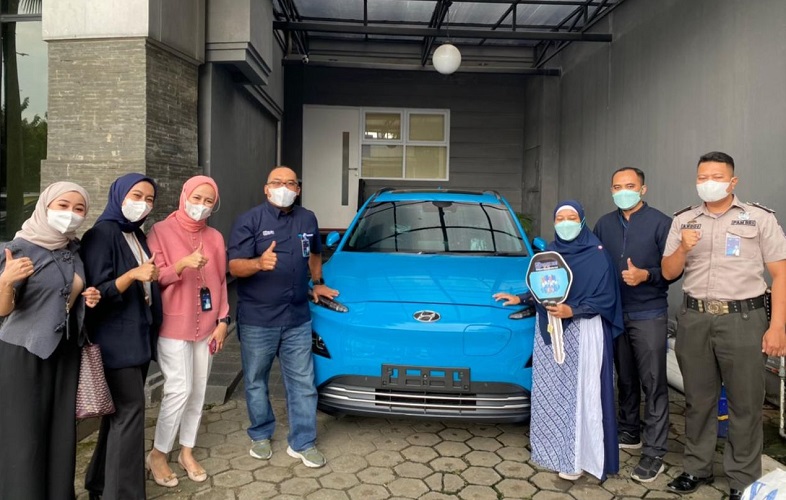 Rajin Pakai BRImo, Nasabah BRI Ini Dapat Hadiah Mobil Listrik Premium