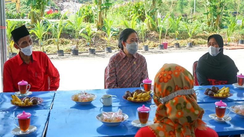 Puan Resmikan Green Technology di TPA Karangdiyeng Mojokerto dan Ajak Pemulung Minum Teh