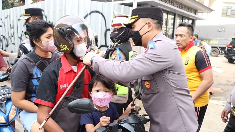 Wow, Puluhan Pemotor Dapat Helm Gratis dari Polisi saat Terjaring Operasi Patuh Jaya di Jakbar