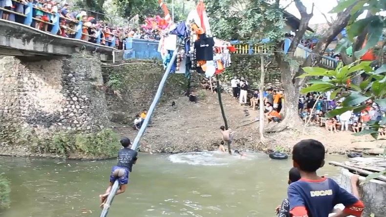 Rindu Hiburan, Warga di Blora Tumpah Ruah Saksikan Panjat Pinang di Sungai