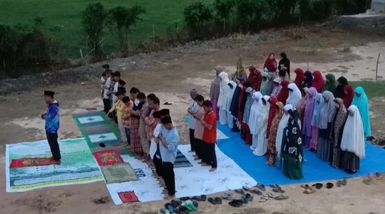 Belum Punya Masjid, Ratusan Santri Terpaksa Salat Berjamaah di Lapangan 