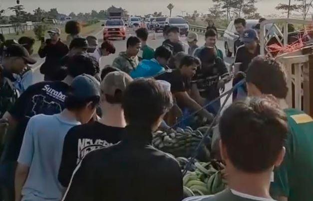 Bonek Bantu Korban Kecelakaan di Tol Jombang, Wali Kota Surabaya: Salam Satu Nyali