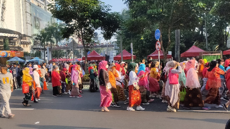 Ratusan Perempuan Berkebaya Ramaikan CFD Jalan Sudirman Minggu Pagi, Ada Apa?