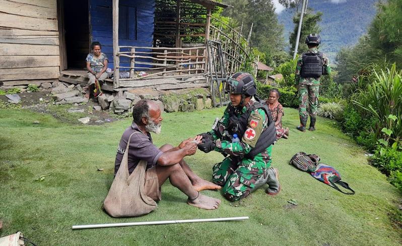  Jemput Bola, Prajurit Raider 408/SBH Beri Layanan Kesehatan Gratis Masyarakat Papua
