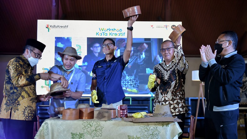 Sandiaga Uno Pembeli Pertama Karya Teman Tuna Rungu di Workshop KaTa Kreatif Tasikmalaya