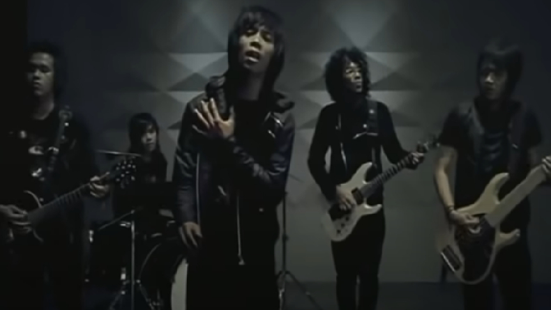 Chord Gitar dan Lirik Lagu Di Antara Kalian - D’Masiv: Lupakan Aku, Kembali Padanya