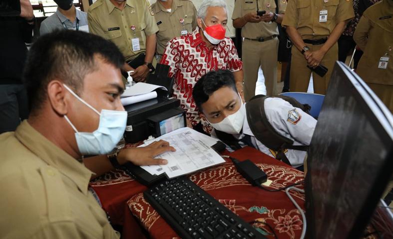  Sidak Pelaksanaan PPDB, Ganjar: Ada Beberapa Kesulitan Menginput