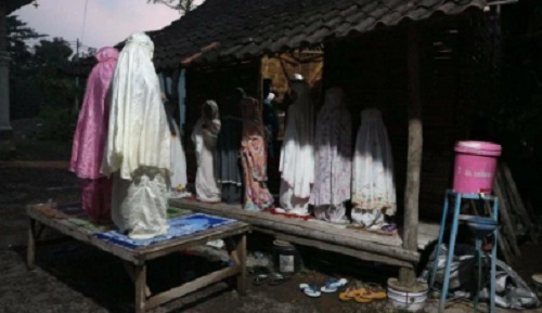 Musala Sempit, Jemaah Harus Salat di Luar Menggunakan Balai-Balai