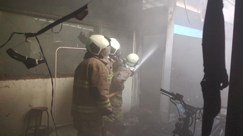 Kebakaran Hanguskan Indekos di Jatinegara, Kerugian Capai Rp300 Juta