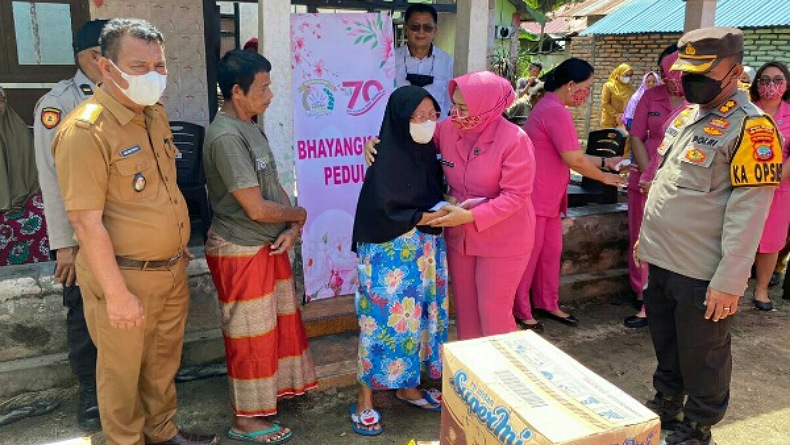 Korban Kebakaran Rumah di Bolaangitang I Dapat Bantuan Sosial dari Bhayangkari dan Polres Bolmut