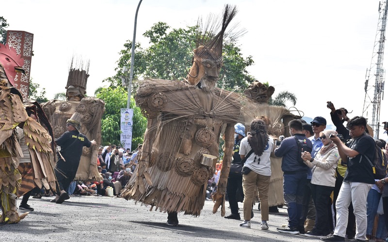 Bebegig dan Sisingaan Meriahkan Pawai Ta'aruf MTQ ke-37 Jabar di Sumedang 