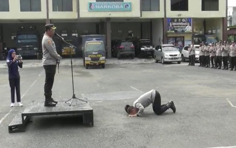 Tidak Pernah Bermasalah, Polisi Ini Sujud Syukur di Lapangan Terima Hadiah Umrah 