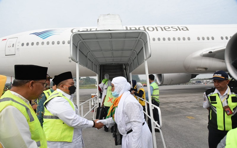 Bupati Tapsel Antar Jemaah Haji sampai ke Tangga Pesawat, Titip Pesan Ini