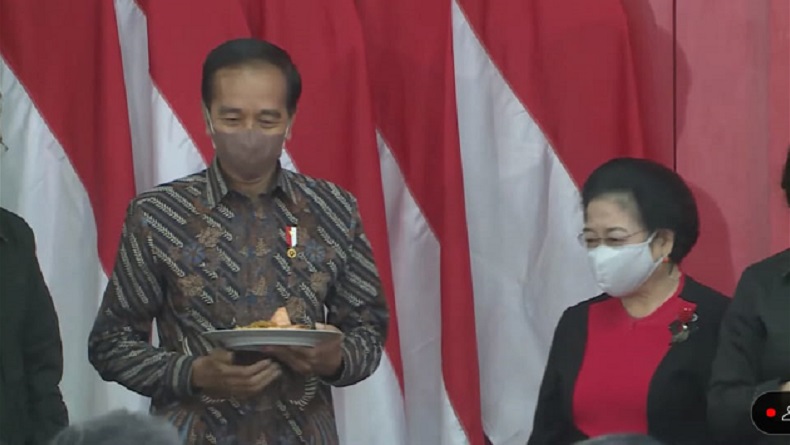 Ultah ke-61, Jokowi Dapat Kejutan dari Megawati di Rakernas PDIP