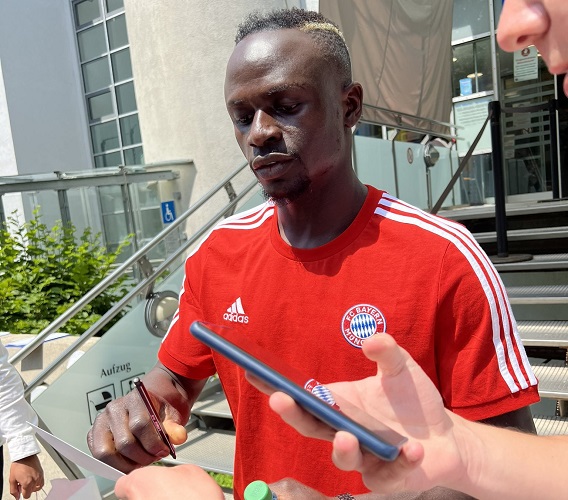 Sadio Mane Tes Medis di Jerman, Keluar RS Langsung Pakai Jersey Bayern Munchen