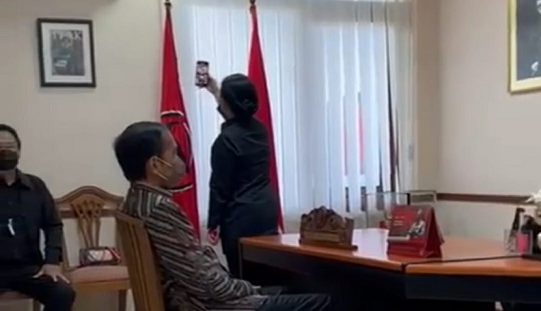 Viral Aksi Puan Rekam Video Selfie saat Jokowi sedang Berbincang dengan Megawati
