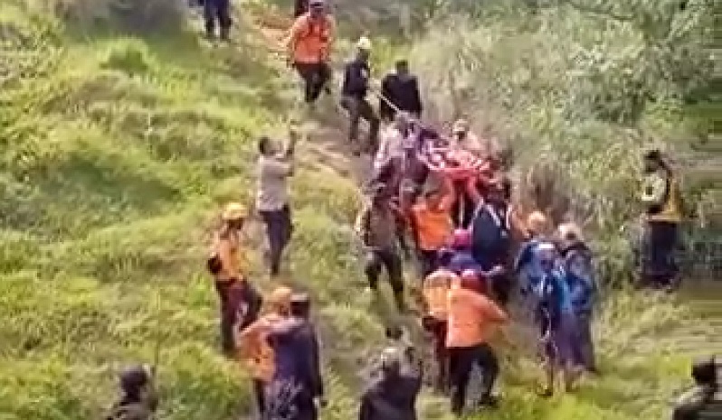 Wisatawan Gunung Bromo Ditemukan Selamat di Dasar Jurang, Evakuasi Dramatis