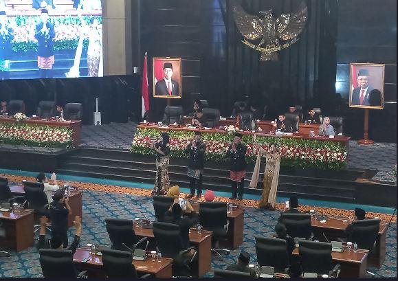 Momen Anies dan Ketua DPRD Asyik Joget Lagu Alusia Au Khas Sumut di Rapat Paripurna