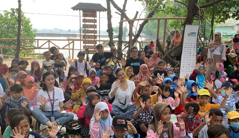 MNC Peduli dan AyoBlajar Gandeng Ariel Tatum Bantu Anak Prasejahtera di Kampung Sembilangan Bekasi