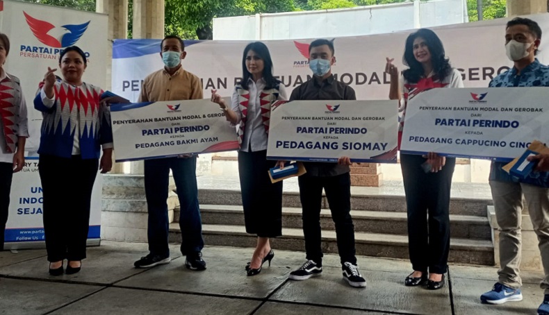 Bagikan Gerobak dan Modal Usaha, Kartini Perindo: Semoga Penjualannya Lebih Meningkat